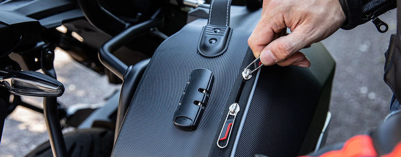 Givi Weightless Thermoformed Soft Panniers (Pair) - 25 Litres 8 Givi Weightless Thermoformed Soft Panniers (Pair) - 25 Litres - Image 8