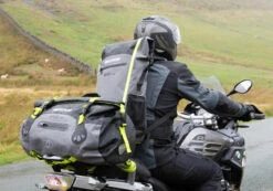 Oxford Aqua T-30 Roll Bag Black Fluo -High Note Perfor Mance Oxford Aqua Luggage Lifestyle Image 3